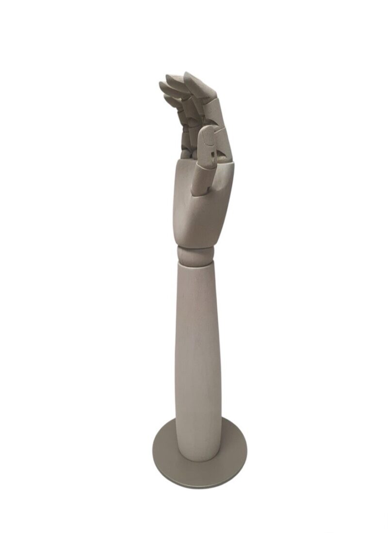 Mano con antebrazo de madera, pintada, con base, 46cm alto.