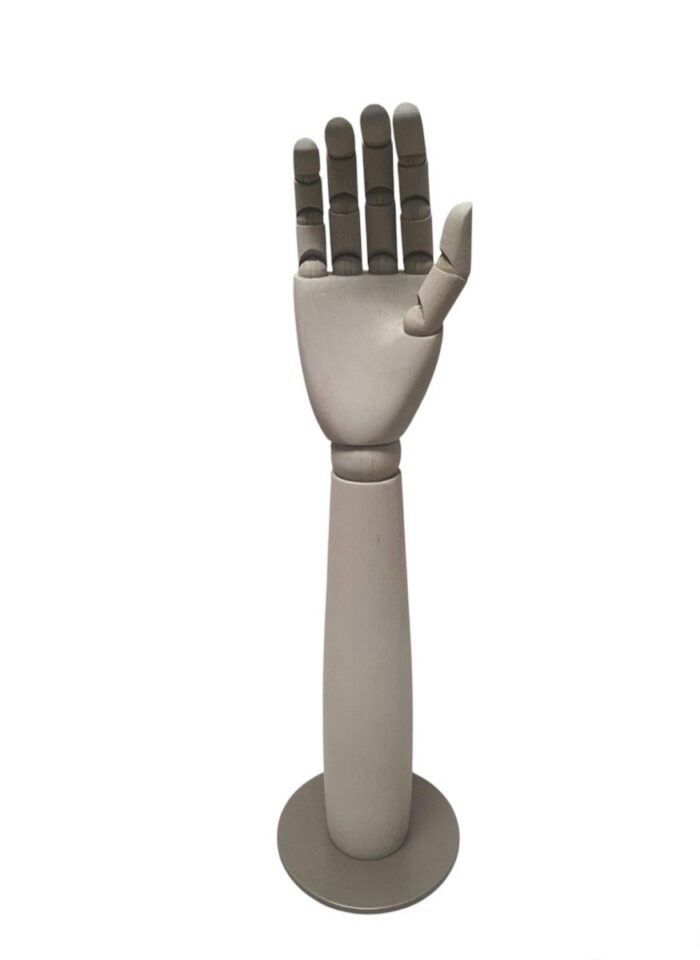 Mano con antebrazo de madera, pintada, con base, 46cm alto. - Imagen 2