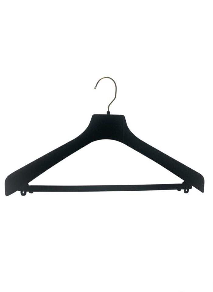 Percha ancha flocada con barra y gancho dorado, 42cm ancho. Color negro.