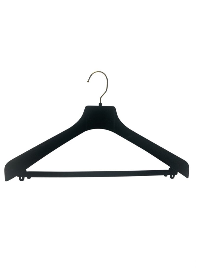 Percha ancha flocada con barra y gancho dorado, 42cm ancho. Color negro.