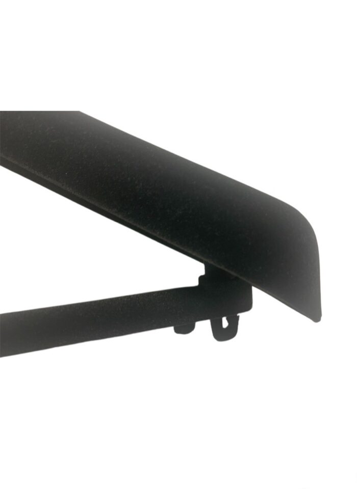 Percha ancha flocada con barra y gancho dorado, 42cm ancho. Color negro. - Imagen 2