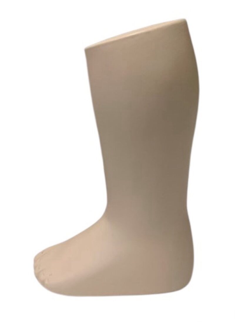 Pie izquierdo infantil 2 años, color carne.