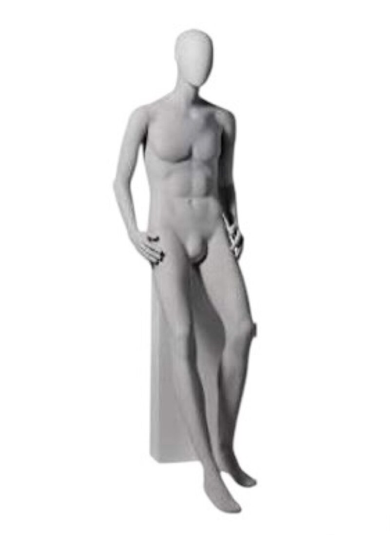 Maniquí de hombre Dakar, posición 04-E1, sentado, manos a cadera. Blanco mate