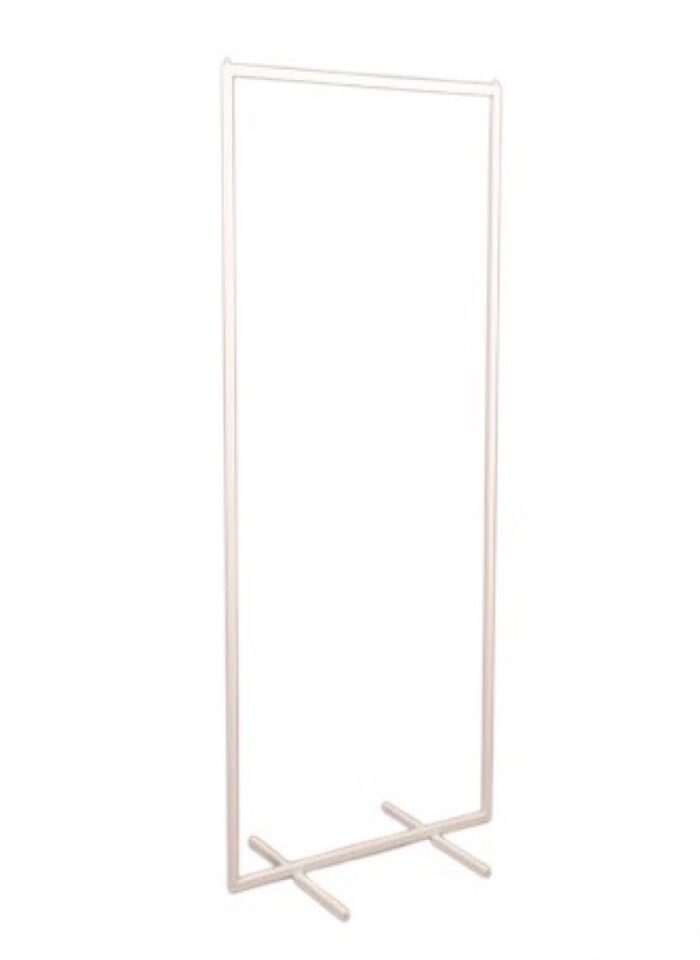 Soporte de confección fijo 162cm alto x 85cm ancho. Blanco mate.